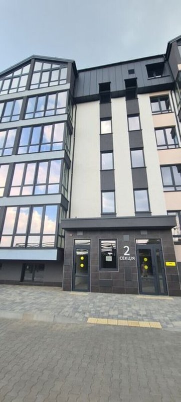 Слободка, ЖК Акварель-7: готовая 1к квартира 37.2 м² в сданном малоэтажном доме. Улица Слободская: лот 37.2 м² с застекленной лоджией и видом на частный сектор. — фото 2