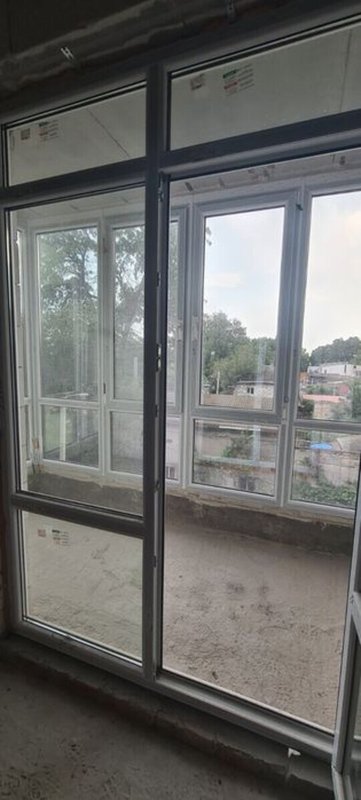 Слободка, ЖК Акварель-7: готовая 1к квартира 37.2 м² в сданном малоэтажном доме. Улица Слободская: лот 37.2 м² с застекленной лоджией и видом на частный сектор. — фото 5