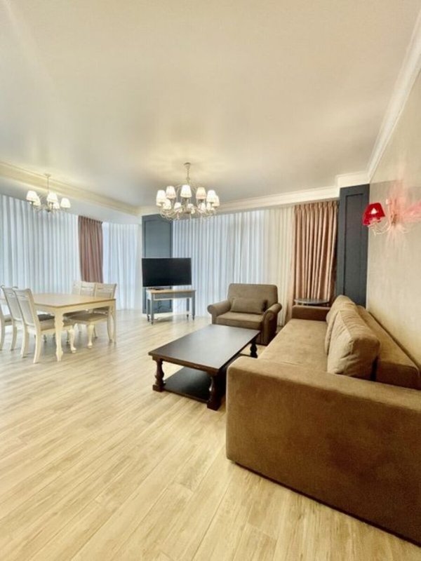 ЖК Париж элитная 3-комнатная 140 м²: 5 этаж, прямой вид на море, авторский проект, кухня-студия и 2 спальни, 2 гардеробные, семейный паркинг на 2 авто — премиум-локация. — фото 4