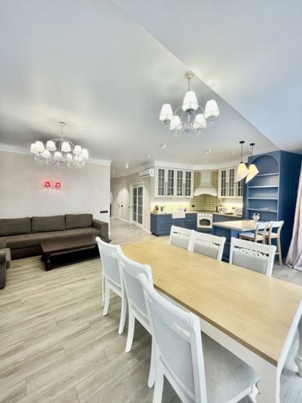 ЖК Париж элитная 3-комнатная 140 м²: 5 этаж, прямой вид на море, авторский проект, кухня-студия и 2 спальни, 2 гардеробные, семейный паркинг на 2 авто — премиум-локация. — фото 2