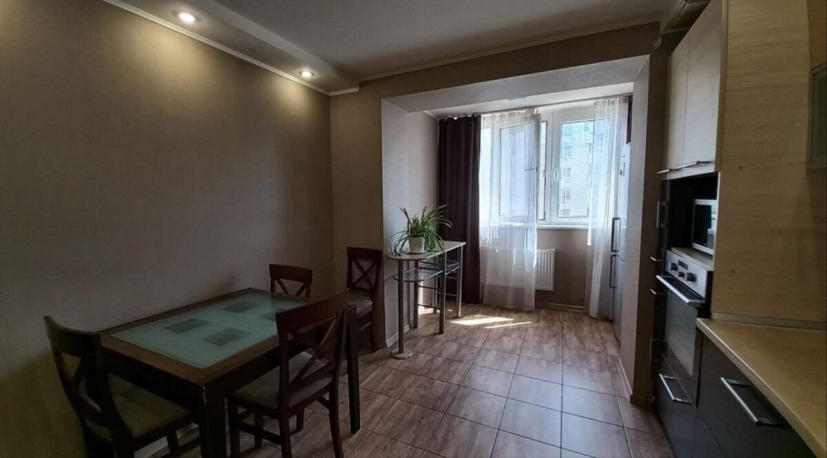 Слободка ул. Сергея Ядова просторная квартира 50 м²: большая кухня, раздельный санузел, гардеробная, фильтрация воды, шторы блэкаут — готова к жизни. — фото 3