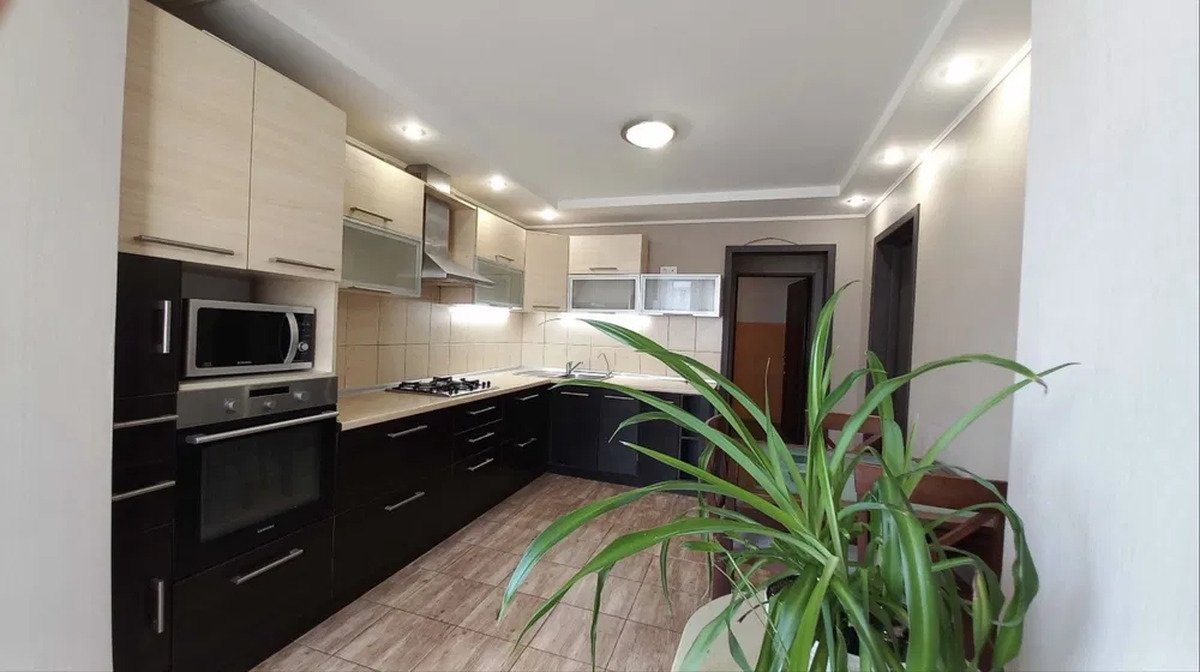 Слободка ул. Сергея Ядова просторная квартира 50 м²: большая кухня, раздельный санузел, гардеробная, фильтрация воды, шторы блэкаут — готова к жизни. — фото 2