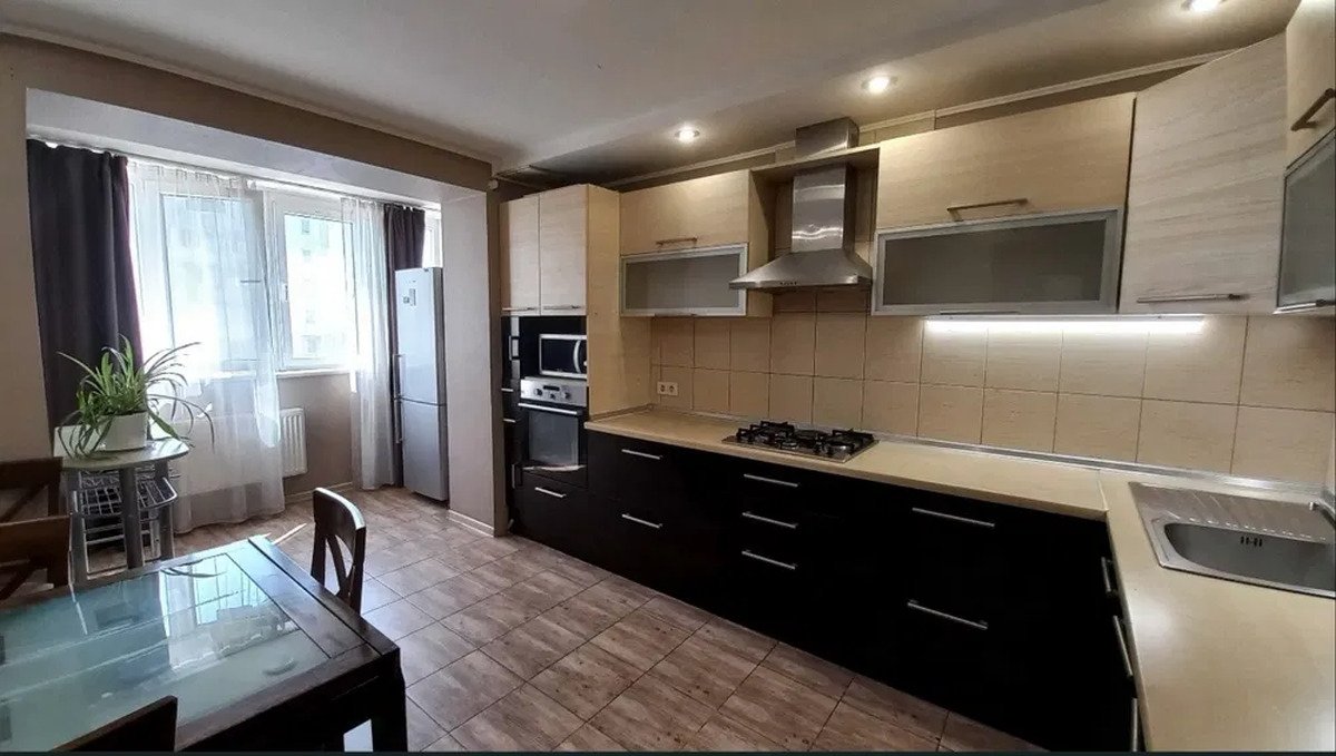 Слободка ул. Сергея Ядова просторная квартира 50 м²: большая кухня, раздельный санузел, гардеробная, фильтрация воды, шторы блэкаут — готова к жизни. — фото 1