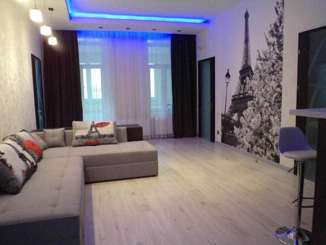 Оперный театр Ришельевская 88 м² потолки 3,5 м 3-комнатная 88 м² капитальный ремонт — фото 1