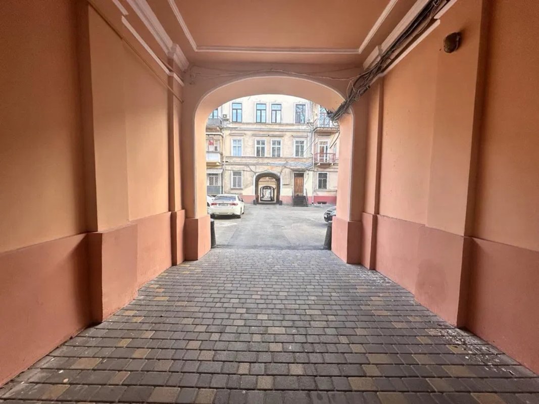 Дерибасовская / Горсад -Пастера рядом с Дерибасовской и Горсадом — мебель и техника остаются — фото 1