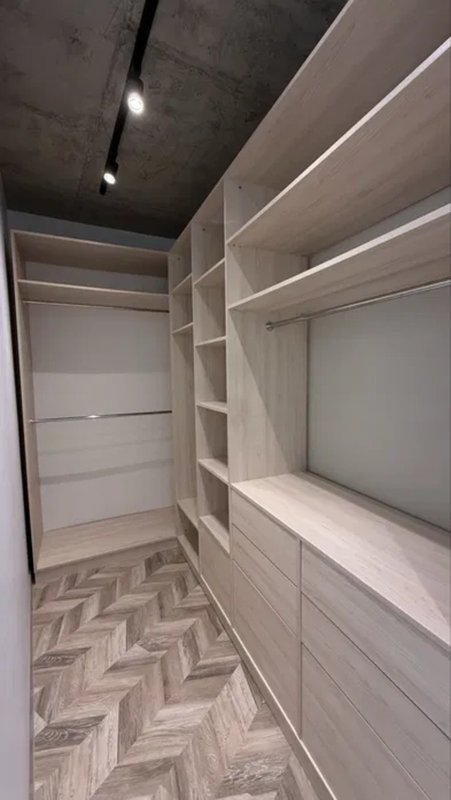 Аркадия / Каманина — евродизайн, кухня-гостиная 30 м² + 2 гардеробные, автономный свет в квартире — фото 7