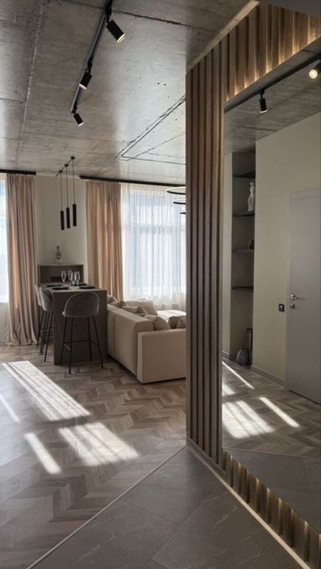 Аркадия / Каманина — евродизайн, кухня-гостиная 30 м² + 2 гардеробные, автономный свет в квартире — фото 3