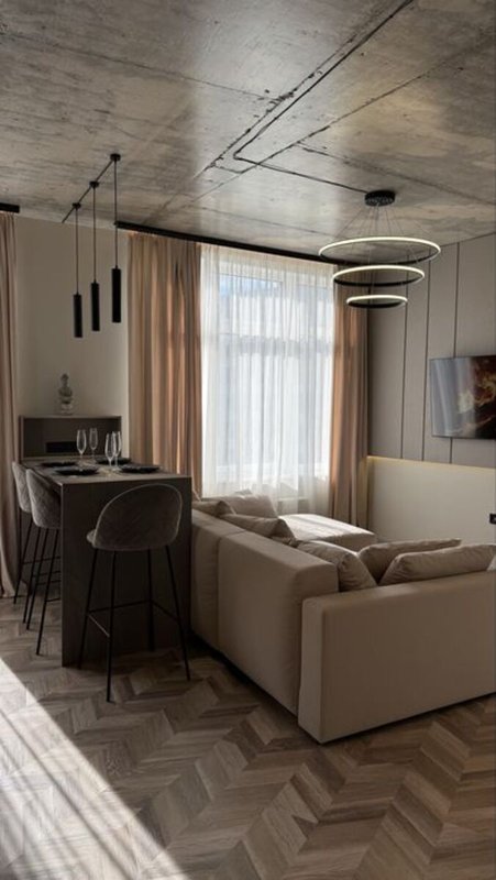 Аркадия / Каманина — евродизайн, кухня-гостиная 30 м² + 2 гардеробные, автономный свет в квартире — фото 2