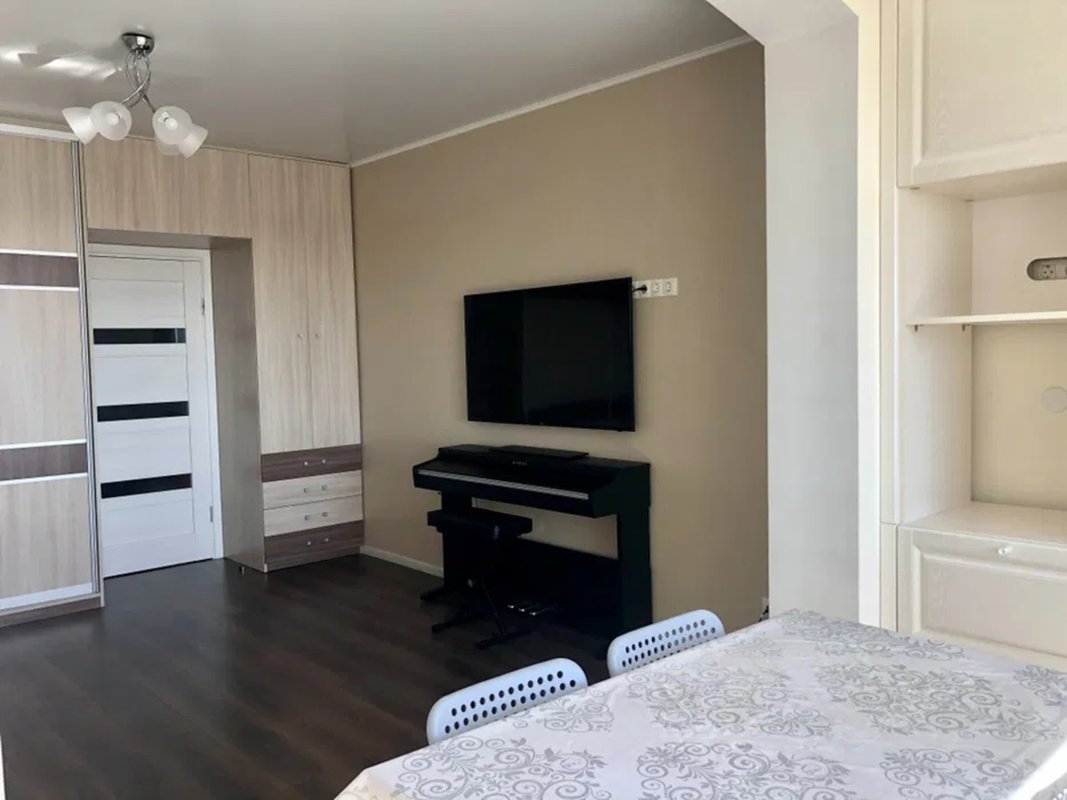 54 м², кухня-гостиная + спальня — ул. Старицкого, кирпичный дом — фото 8