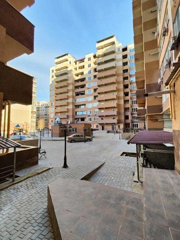 2-к у парка ЖК «Победа» — 80 м², двостороння, котёл, парковка — фото 1