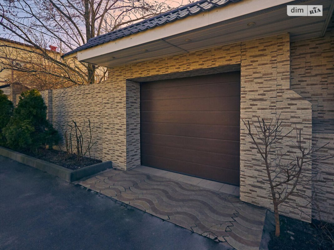 Вузовский дом 226 м² на участке 10 соток: 6 комнат, каминный зал, дубовая столярка, гараж на микроавтобус, госакт, ландшафтный дизайн — готов для жизни или бизнеса. — фото 3