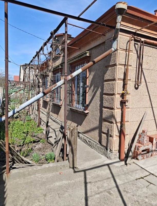 Дом у Куяльника 90 м² на участке 6 соток: ул. Лиманная, 4 комнаты, гостевой домик с газом, подвал, приватизированная земля (госакт) — 15 минут до лимана. — фото 1